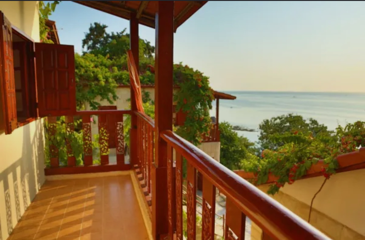 Seaview AC apartment suit with balcony